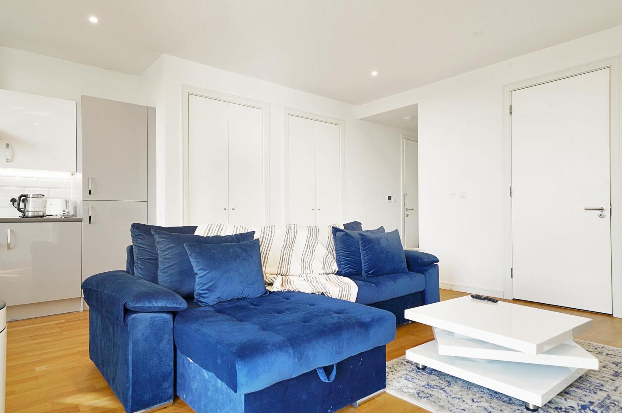 Stunning Flat With Large Balcony Overlooking River By Cto Serviced Londen