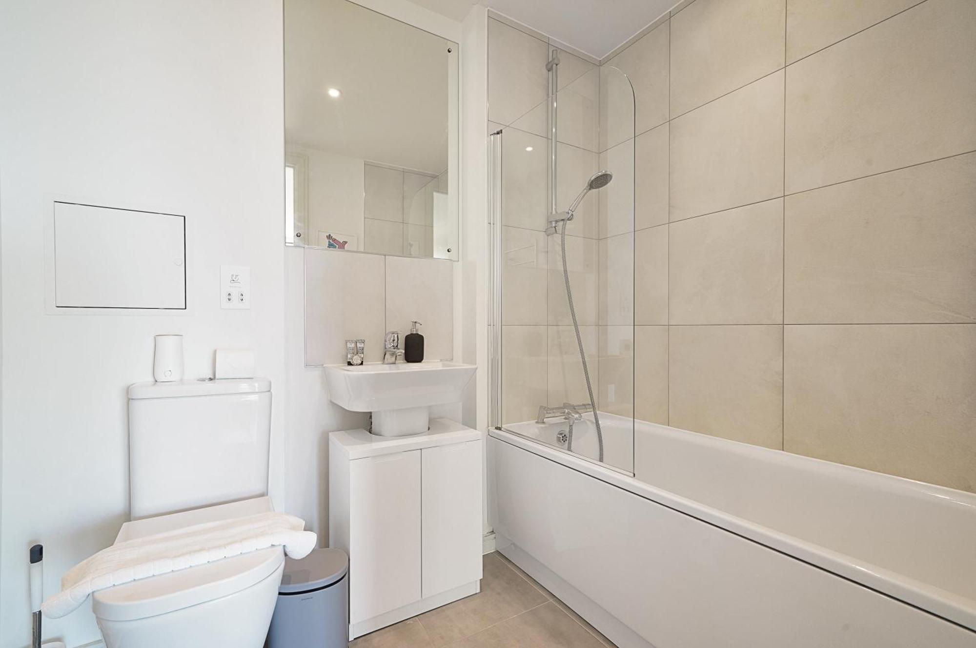 Stunning Flat With Large Balcony Overlooking River By Cto Serviced Londen